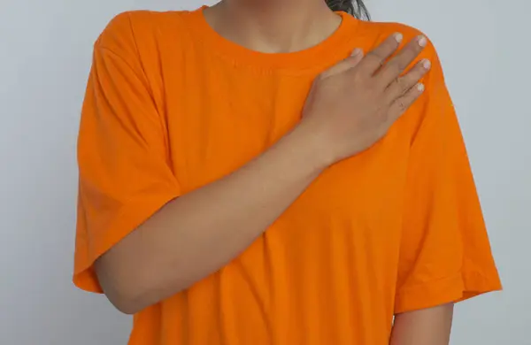 Elini göğsüne koyan bir insan. Birinci Dil İnsanlar