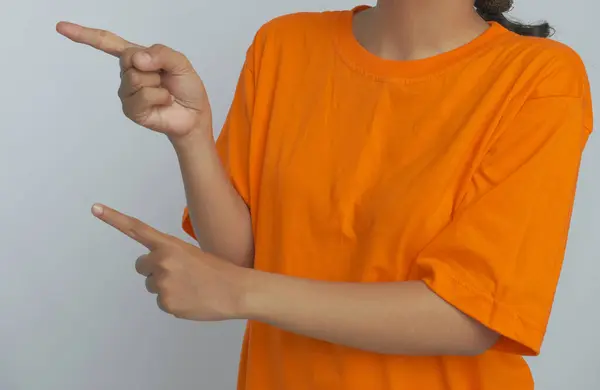 İki elini de sola doğru gösteren biri.