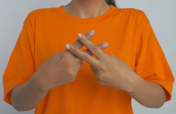 Parmakları çapraz olan biri. İşaret dili