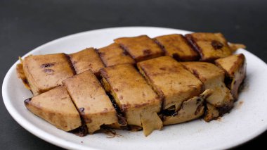 Tatlı martabak terang bulan, beyaz tabakta çikolatalı fıstıklı gözleme.