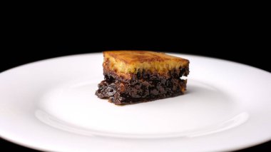 Bir dilim tatlı martabak ya da sütlü ve erimiş çikolatalı krep.