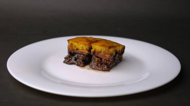 Tatlı martabak terang bulan, beyaz tabakta çikolatalı fıstıklı gözleme.