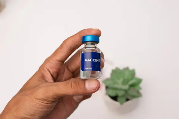 Doktorun elinde bir şişe aşı enjeksiyonu var. sağlık ve tıbbi kavramlar