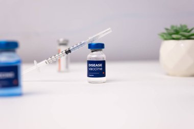 Üzerinde beyaz bir masanın üstünde şırınga olan hastalık aşısı. Sağlık ve Tıp Konsepti