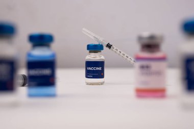 Bir aşı ve önünde bulanık bir şişe olan bir şırınga. tıbbi konsept