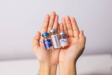 Klinikte biraz sıvı ilaç ve aşı tutan eller. sağlık ve tıbbi kavramlar.