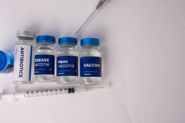 Masanın üzerinde, klinik odasındaki aşılar var. sağlık ve tıbbi kavramlar