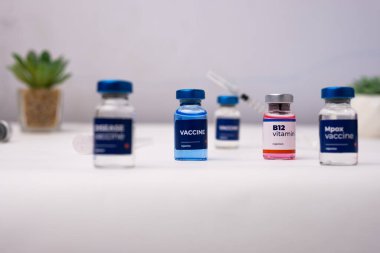 Masada, klinik odasındaki süs bitkilerinin olduğu aşılar. sağlık ve tıbbi kavramlar