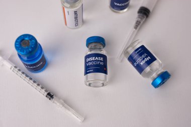 Klinik odasındaki masanın üzerinde şırıngalar olan aşılar. sağlık ve tıbbi kavramlar