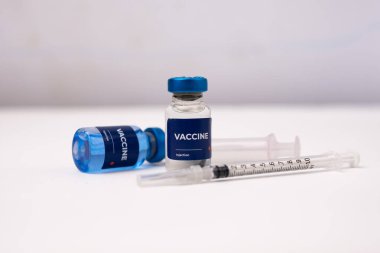 Aşılar ve şırıngalar klinik odasındaki masanın üstünde. sağlık ve tıbbi kavramlar