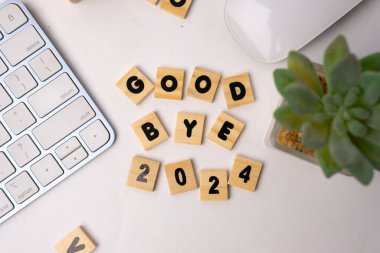 Ahşap kutu 2024 'e elveda diyor.