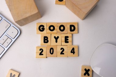 Ahşap kutu 2024 'e beyaz masanın üstünde veda ediyor.