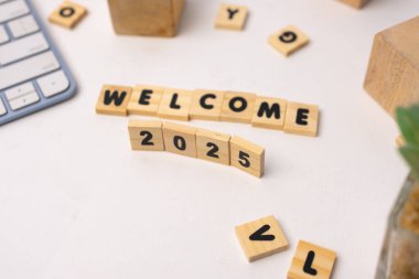 Tahta bloklar 2025 'e hoş geldin diyor, yeni yıl konsepti.