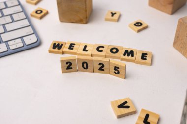 Ahşap blok 2025 'e hoş geldin diye heceleniyor