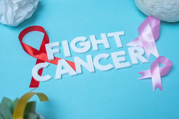 Kanser harfleriyle bir demet saten kurdeleyle savaş. Dünya Kanser Günü arka plan kavramı