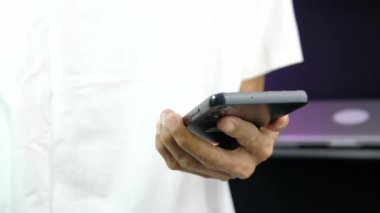 Adamın biri akıllı telefon ekranını dinliyormuş.