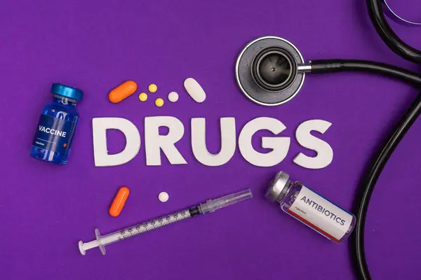 Aşı antibiyotik hapları şırınga ve uyuşturucu kelimesinin etrafını saran steteskop. sağlık ve tıbbi kavram geçmişi