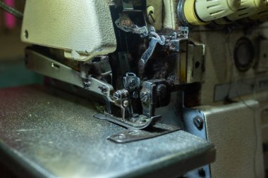 Bir serger dikiş makinesi dikişe hazır, antika dikiş makinesi