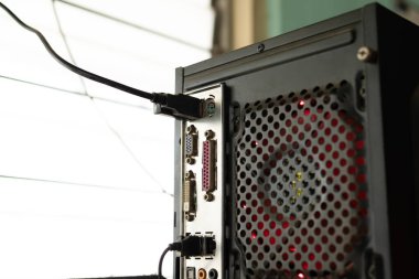 Kablosu USB prizine takılı bir bilgisayar kulesi.