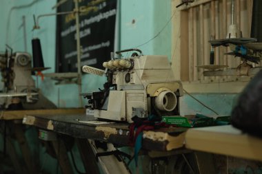 Dikiş makinesi masada oturur, antika.