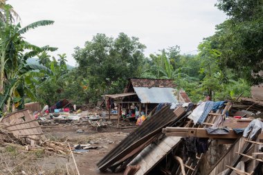 Etrafına enkaz saçılmış hasarlı bir ev. Situbondo, Doğu Java, Endonezya 'da 5 Şubat 2025' te sel felaketi