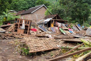 Etrafına enkaz saçılmış hasarlı bir ev. Situbondo, Doğu Java, Endonezya 'da 5 Şubat 2025' te sel felaketi