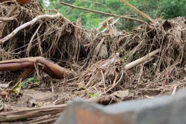 5 Şubat 2025 'te Jawatimur Endonezya' daki büyük sel baskınından dolayı enkaz dağıldı..