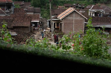 Yerleşimciler arasında geçici bir köprü inşa etmek için karşılıklı işbirliği, Doğu Java, Endonezya, 5 Şubat 2025 'te meydana gelen ağır sel felaketinin ardından çöken bir köprü.