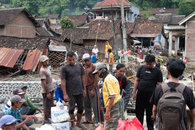 Yerleşimciler arasında geçici bir köprü inşa etmek için karşılıklı işbirliği, Doğu Java, Endonezya, 5 Şubat 2025 'te meydana gelen ağır sel felaketinin ardından çöken bir köprü.