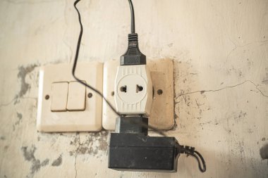 Duvar prizine takılı bir güç adaptörü