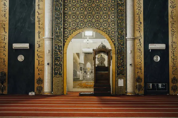 Caminin içini gösteren süslü bir kemer yolu.