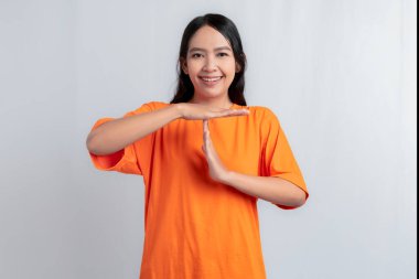 Bir kadın mola veriyor.