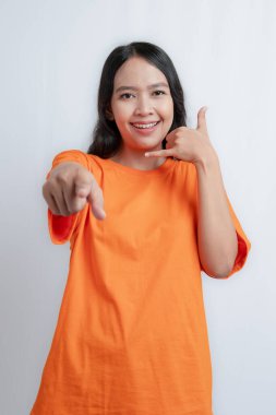 Bir kadın beni işaret ediyor ve bana jest yapıyor.