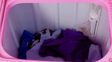 Çamaşır makinesine konan bazı giysileri kapatın.