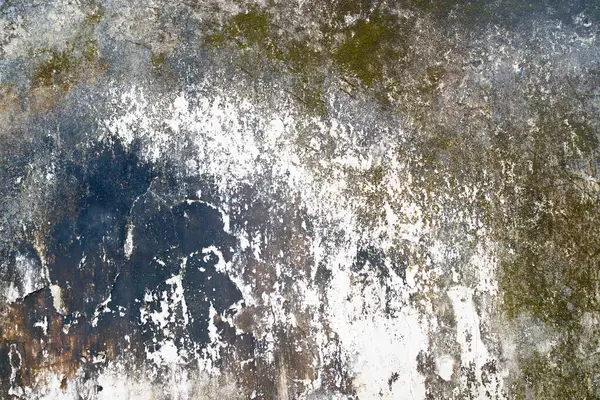 Yanmış ve yosunlu duvarların dokusu.