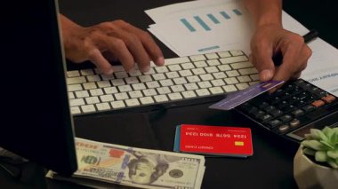 Bir iş adamı kredi kartıyla işlem yapar. Finansal teknoloji iş ve mali kavramlar