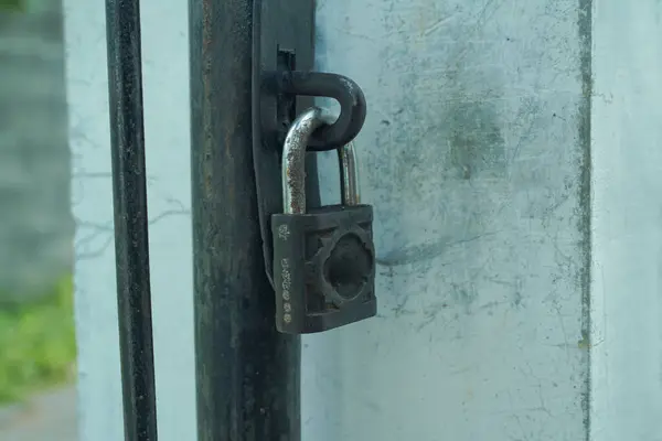 Bir kapıyı koruyan asma kilit.