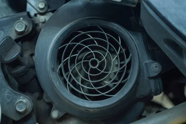 Tozlu bir motor vantilatörü sabit