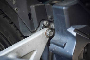 Bir motosikletin süspansiyon sistemi bağlanır