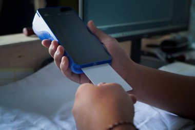 Bir adam kasiyer ekranının önündeki EDC makinesine boş bir beyaz kart sokuyor. Finansal teknoloji modeli..