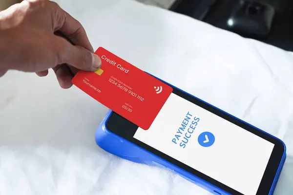 NFC özelliğini kullanan başarılı bir kredi kartı işleminin resmi. Fintech Konsepti