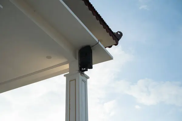 Çadırın çatısı, aşağıdan alınmış, mavi gökyüzü arka planına karşı güç ve ihtişamı resmediyor..