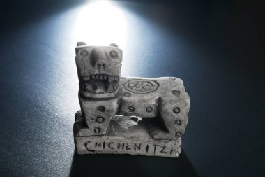 Maya jaguar figürleri siyah arka planda