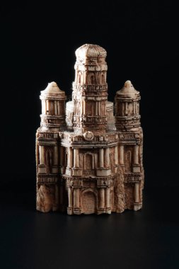 Minyatür bir katedralin mimarisinin Meksika zanaatı