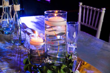 Akşam yemeği için mumlu süs eşyası.