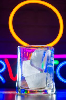 Donmuş şeffaf camlı buz ve neon arkaplan