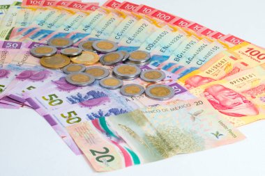 Meksika paraları ve farklı banknotlar.