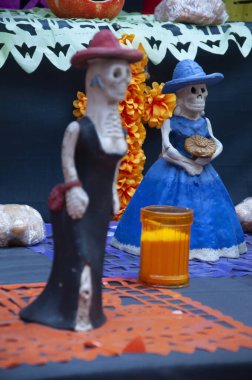 Kostümlü iskeletleri olan geleneksel Meksika adakları