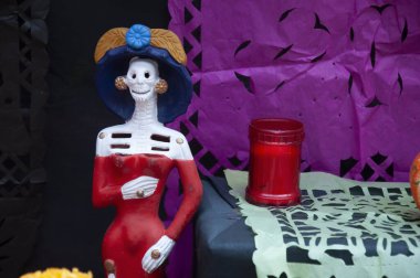 Kostümlü iskeletleri olan geleneksel Meksika adakları