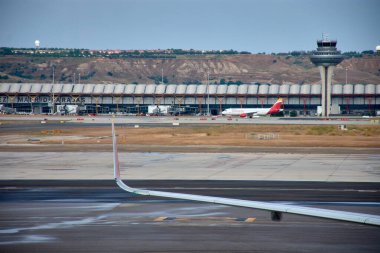Madrid İspanya; Haziran 09.2024; Barajas havaalanındaki uçakların görüntüsü; görüntü biniş alanından; uçaklar İbirya 'dan